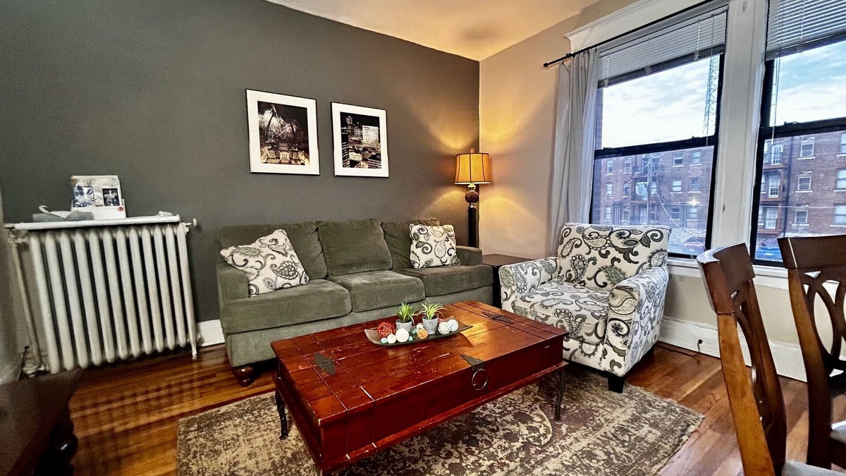 DeBaliviere Place Condo | Family + Pet Friendly, King & Queen beds, steps to Metrolink+ Off-Street Parking