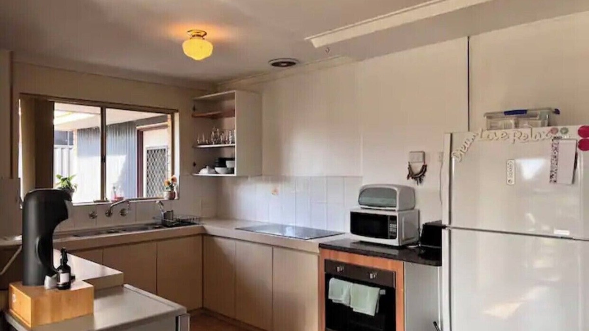 Bibra Lake House | Family & Pet Getaway Lakeside House with Enclosed Yard