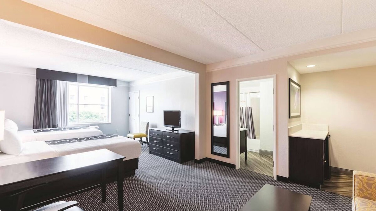 Arsenal Hotel | Family Ready Studio Suite | Free Parking & Complimentary Breakfast