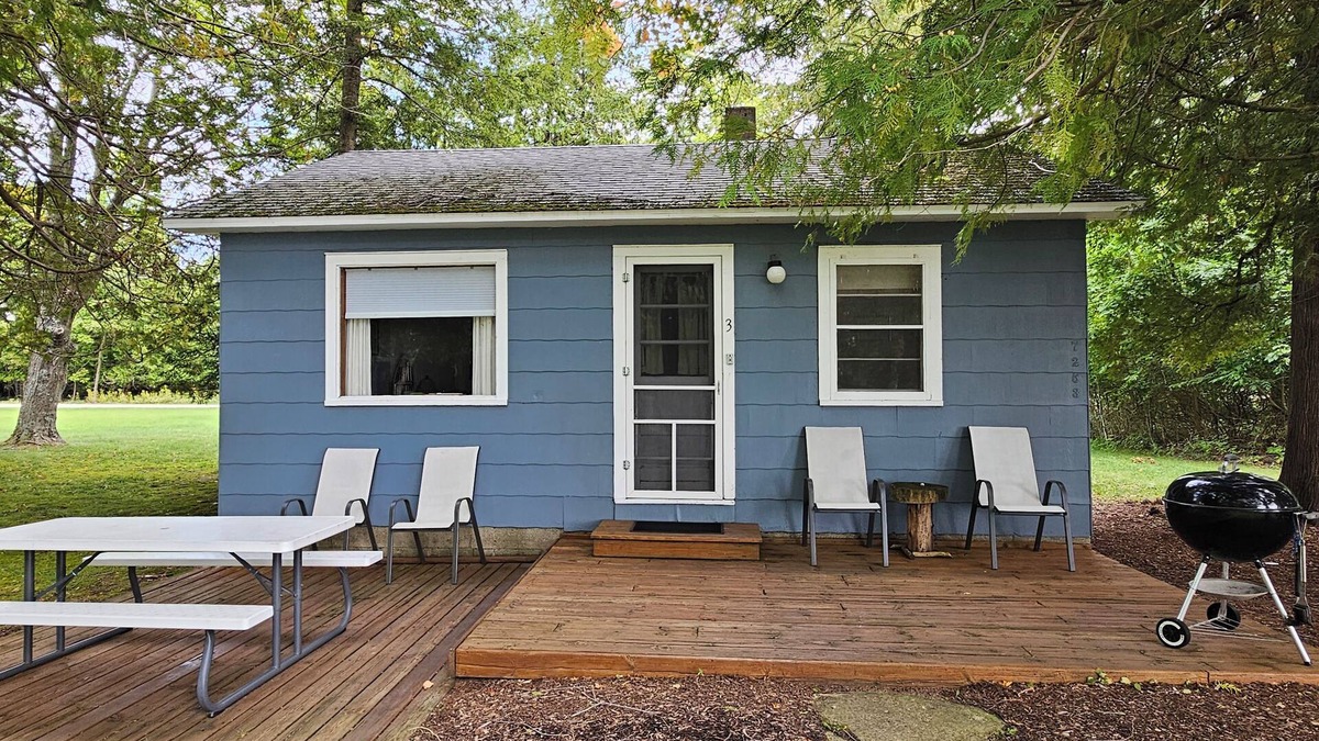 Maple City House | Family resort cottage 3 on Big Glen Lake-Rent 1 or 5 -Dock,m Kayaks, Rowboat
