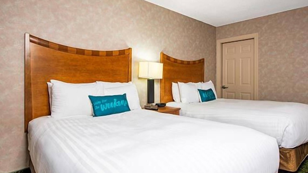 Osage Beach Hotel | Family Retreat! 2 Great Units, Pool, Free Parking, Near Lake of the Ozarks
