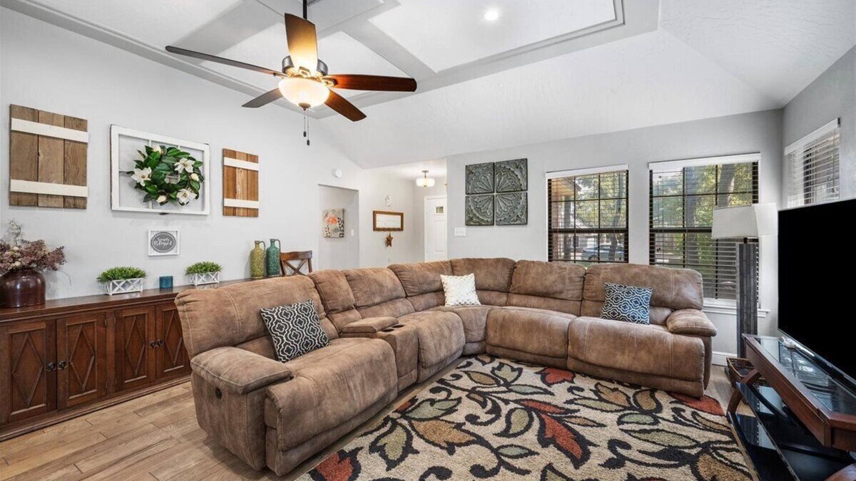 Leander House | Family Retreat - Jetted Bathtub - Next to park with Pool, Tennis, & Playground!