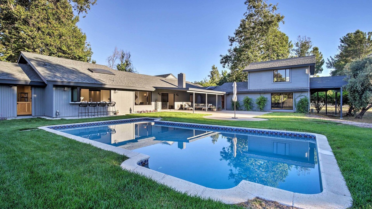 Valley Center House | Family Retreat - Private Tennis Court & Game Room