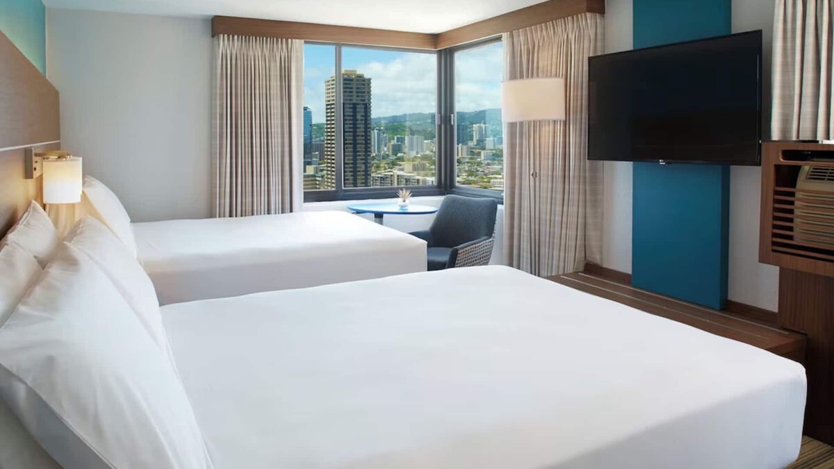 Waikiki Hotel | Family Retreat Steps Away from Waikiki Beach | 2 Rooms w/Free Breakfast