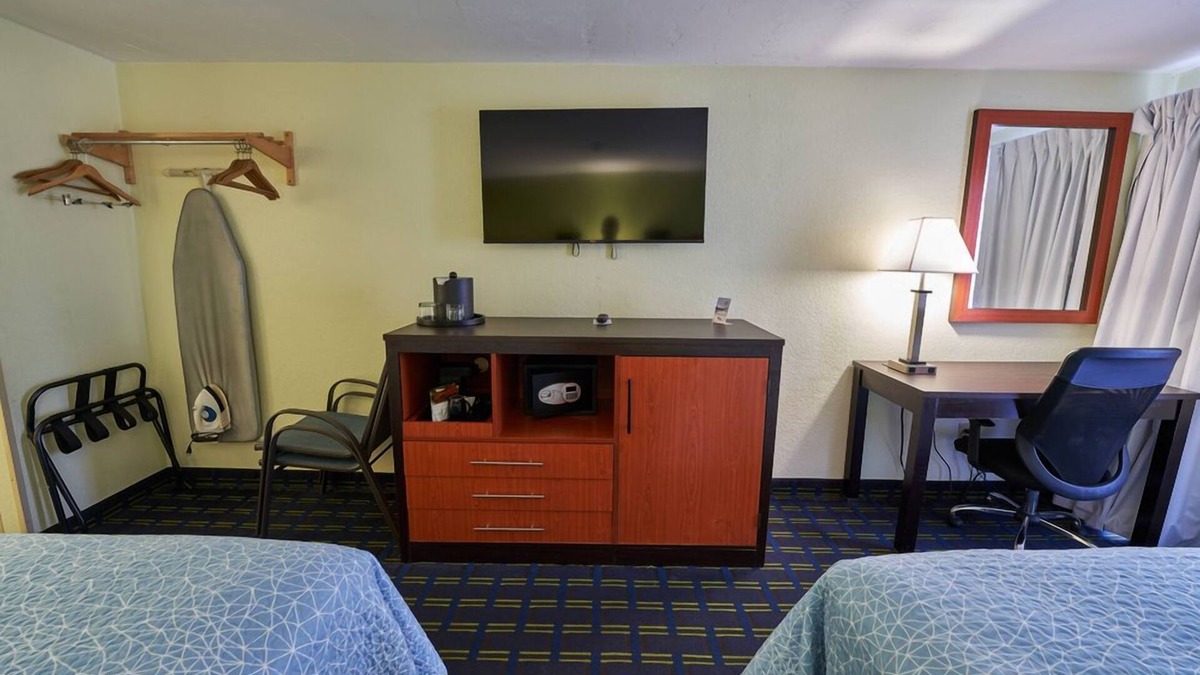 West Yarmouth Hotel | Family Retreat w/Heated Pools, Mini Golf & Free Continental Breakfast, 3 Rooms