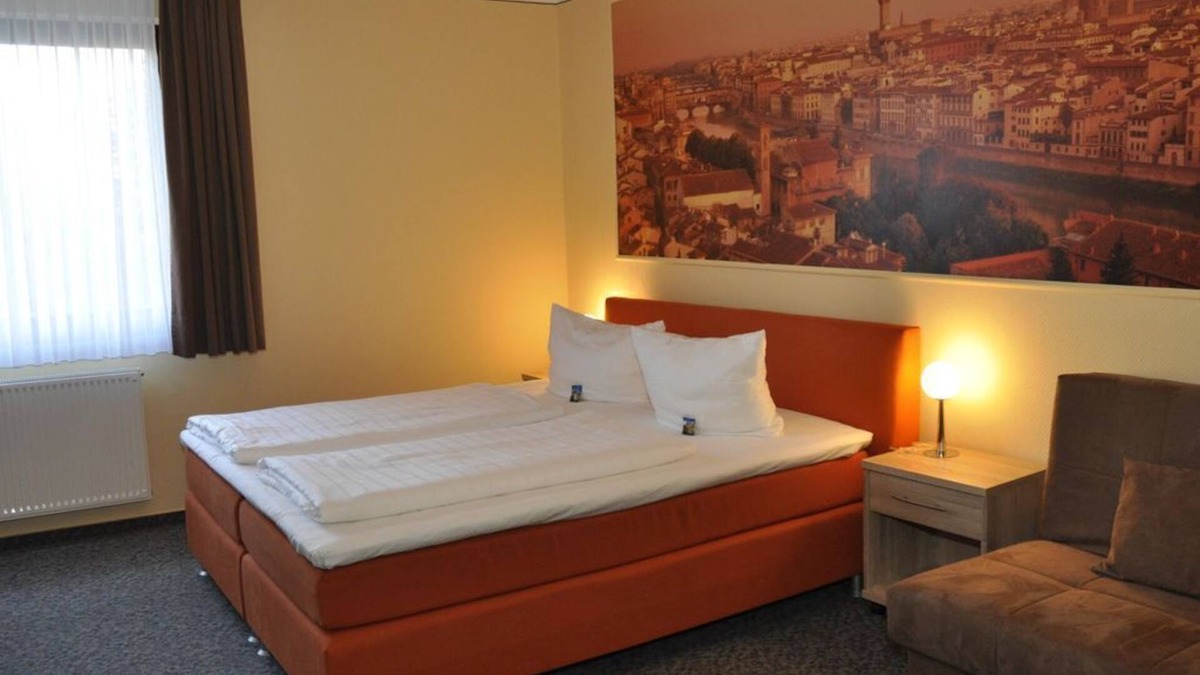 Kirchberg House | Family room, shower/WC, TV - Landhotel Karrenberg