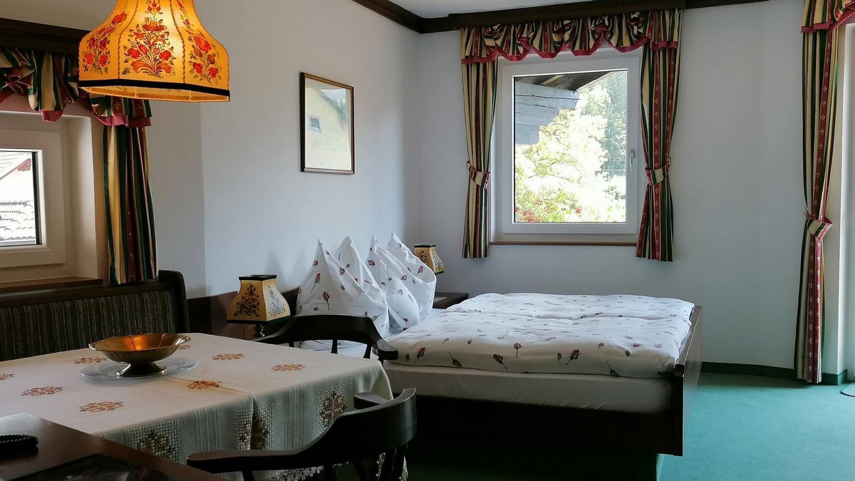 Hinterstoder House | Family room with shower, WC - Apartment - Hotel garni Landhaus Bürtlmair ***