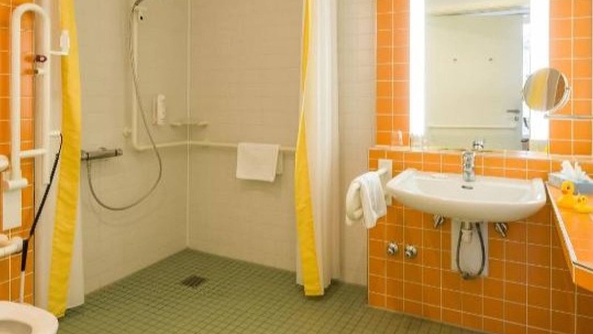 Rheinsberg Apartment | Family room with shower and toilet