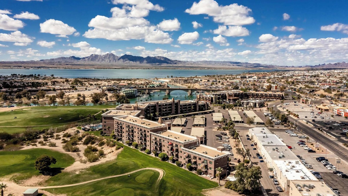 Lake Havasu City Condo | Family size Condo steps away from the London Bridge, Golf Course and Rotary Park