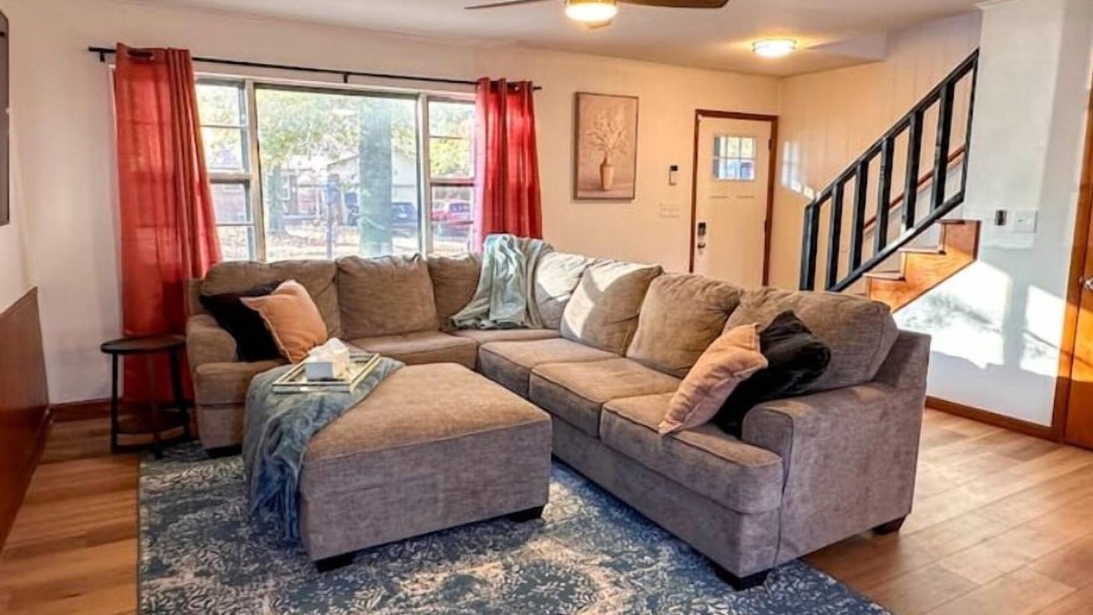 Broken Arrow House | Family Size Home, 5 Mins from Rose District, King Bed & Fire Pit, 2,100 sq ft!