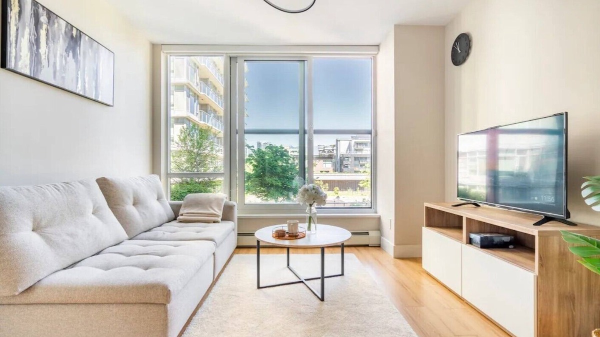 Southeast False Creek Apartment | Family Size Luxury Residence/Parking/Gym/Mountain View/Complete with Essentials