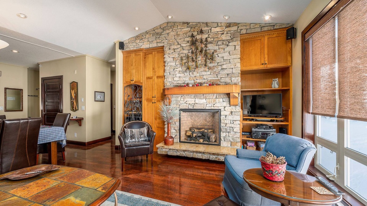 Big White Ski Resort Condo | Family sized cozy ski-in/ski-out retreat w/hot tub and stunning mountain views