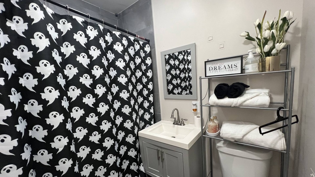 East Orange House | Family sized unit with accessible groceries and free drive way for parking
