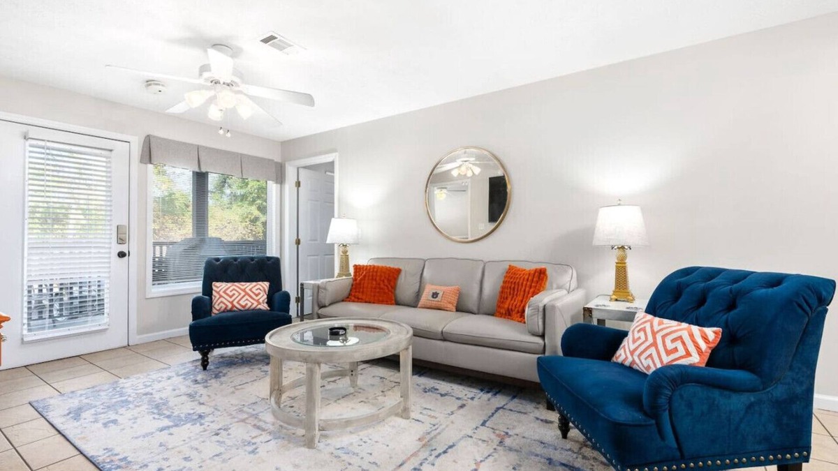 Auburn Apartment | *Family Stay 2 minutes to downtown Sleeps 10