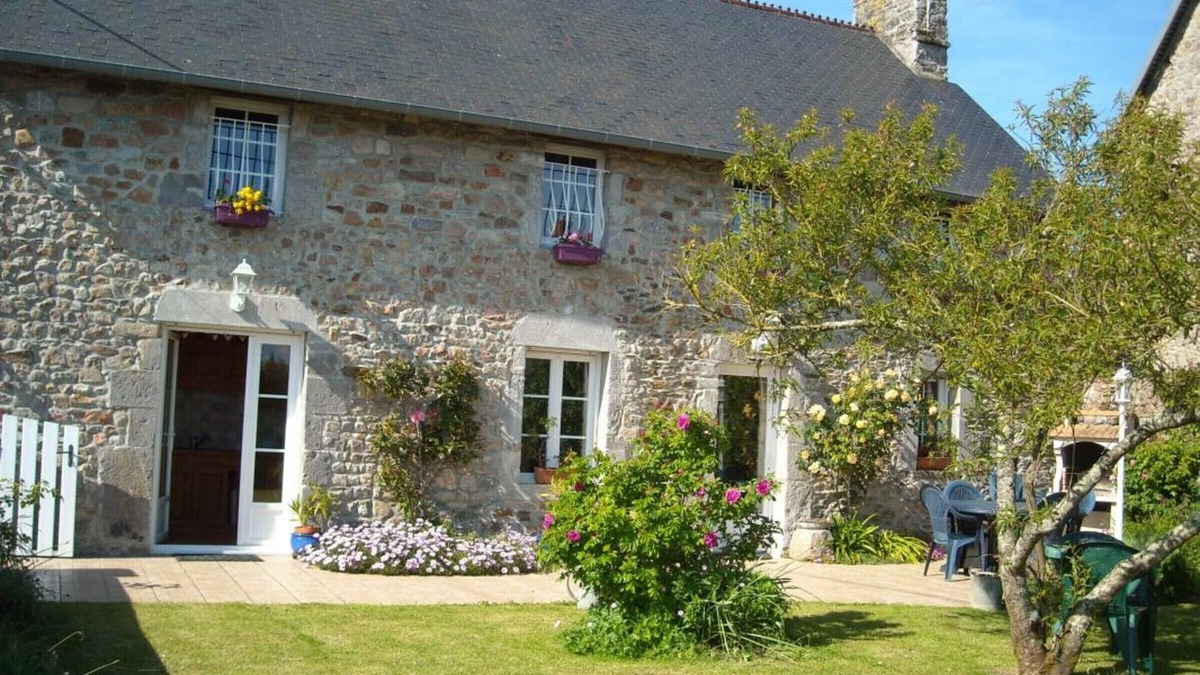 Orval sur Sienne Cottage | Family stone house with private garden, pets allowed