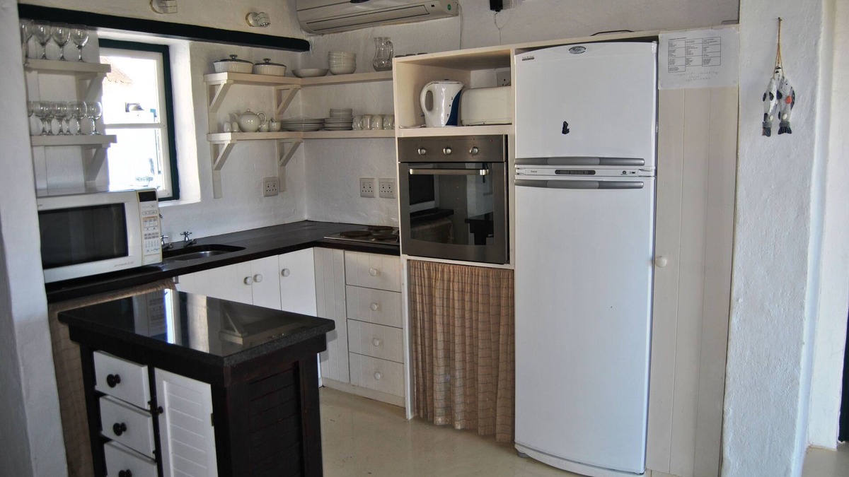 Struisbaai House | Family Tides cottage, sleeping up to 12 people situated in Langezandt