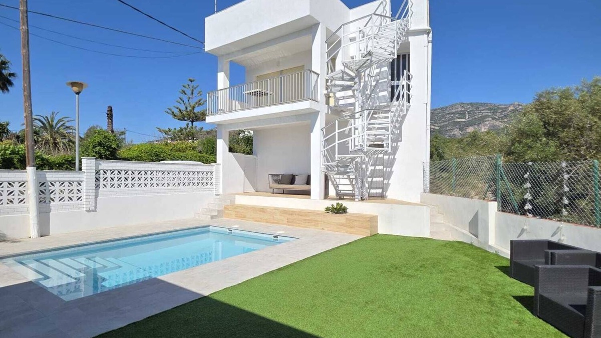 Alcanar Villa | Family villa in Alcanar Playa with swimming pool, chill out and barbecue.