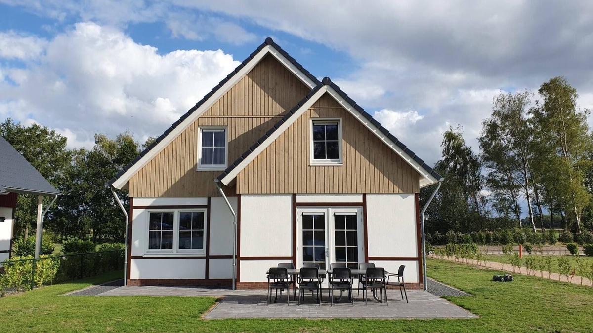 Susteren House | Family villa with 6 bedrooms, 2 bathrooms and a garden