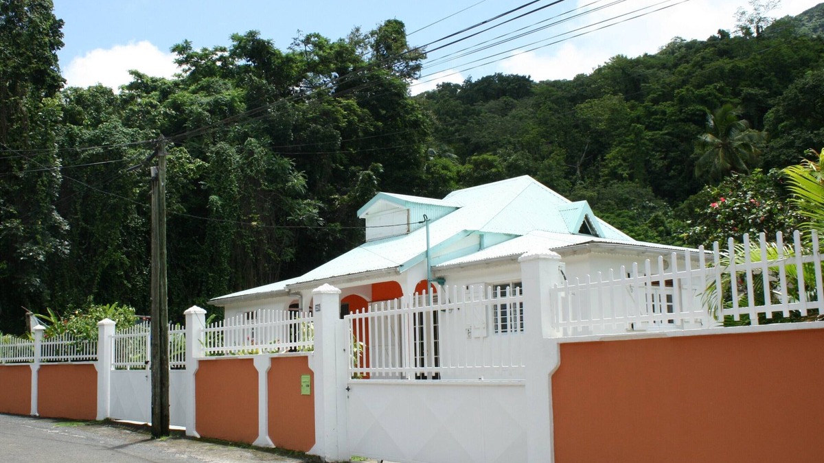 Pointe-Noire House | Family villa with Creole garden, river and tropical forest in Pointe Noire