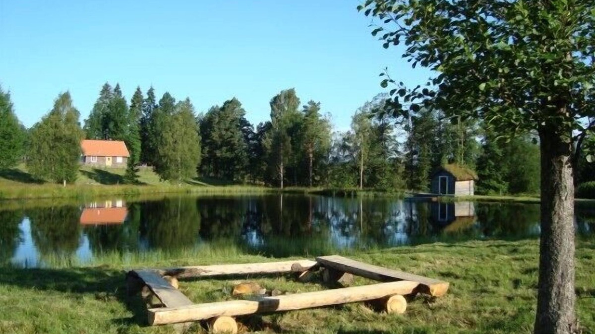Savsjo Municipality Cabin | Familyfriendly Loudge with lake to swim and fish in and sauna