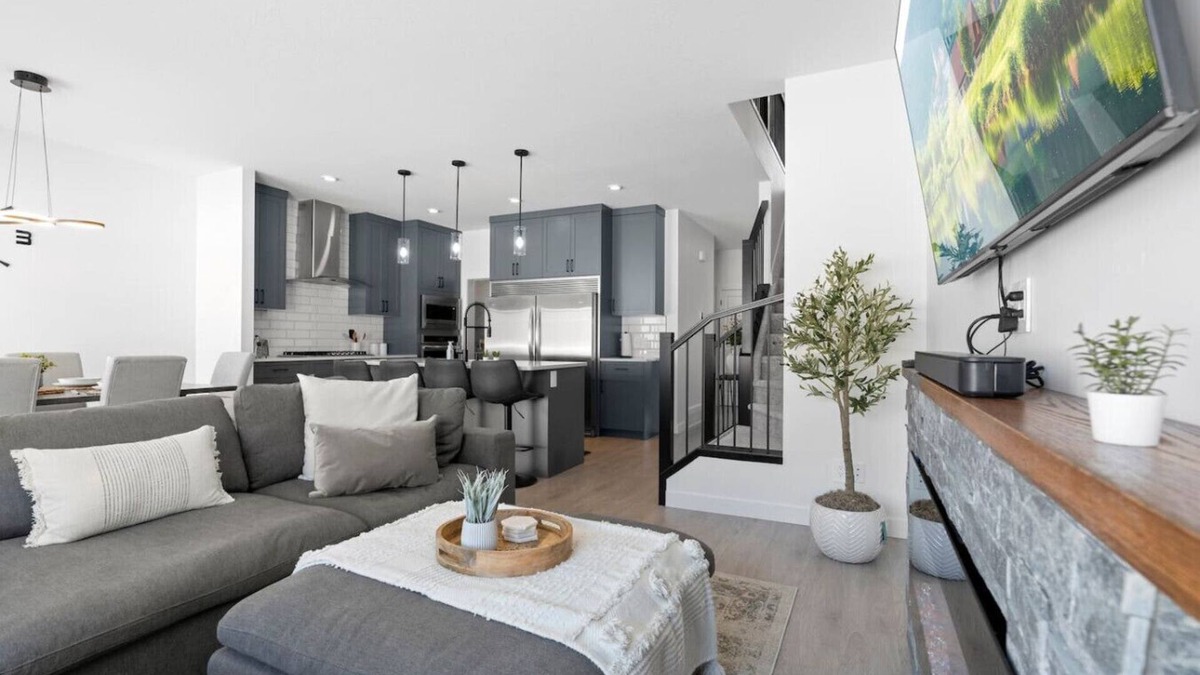 West Edmonton House | FamilyHome Retreat 9minsWEM Arcade Pooltable A/C