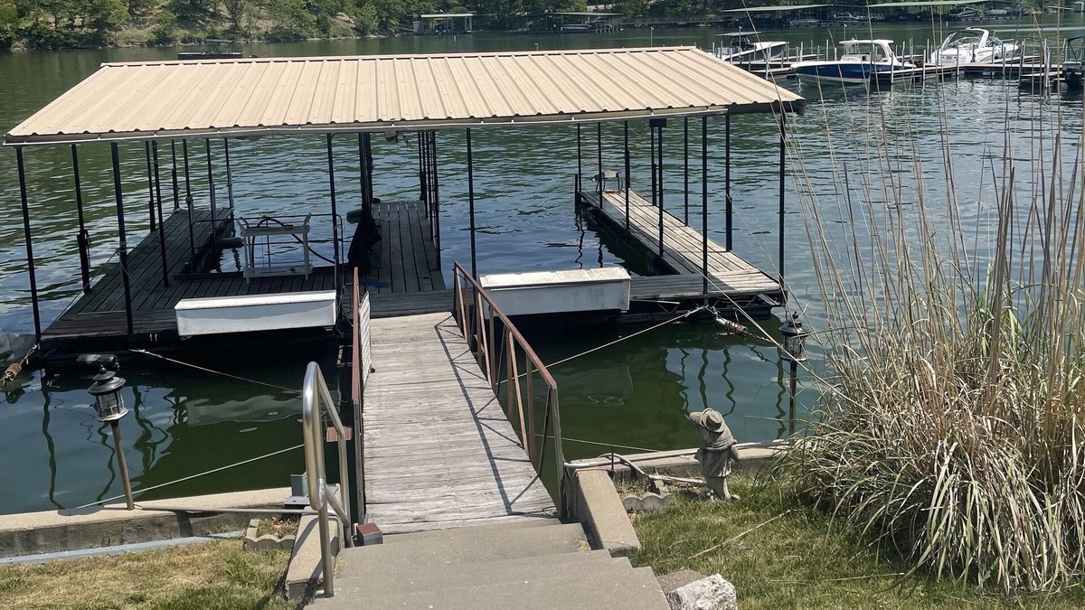 Camdenton Cottage | Famliy and Pet Friendly and Fun 3 bedroom 1.5 Bath Lakefront w Dock