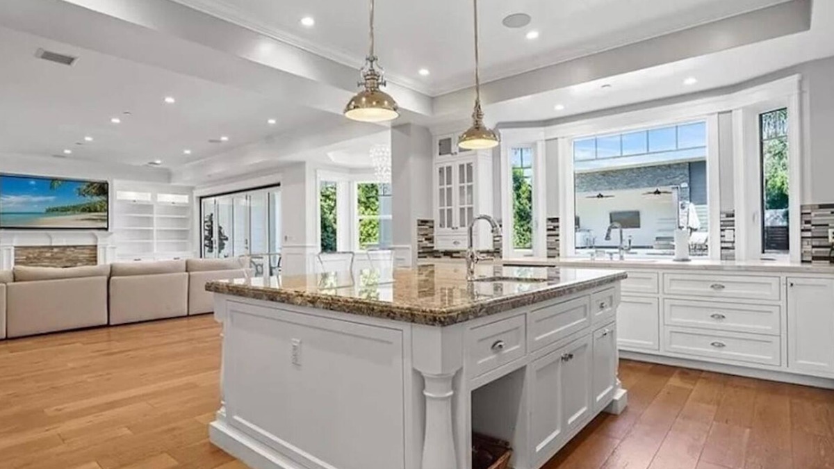 Valley Village House | fancy 5-bedroom house with huge pool near hollywood