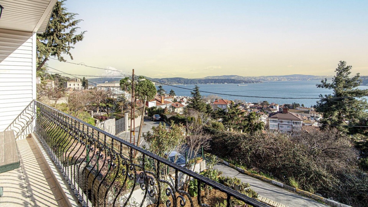 Sariyer Apartment | Fancy Apartment with Balcony and View in Sariyer