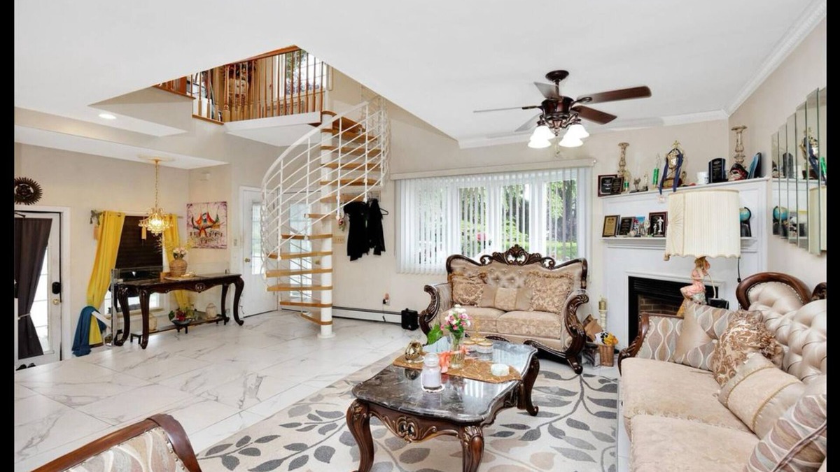Farmingdale House | Fantastic 2-bedroom house. Walk to Ryder Cup and LIRR.