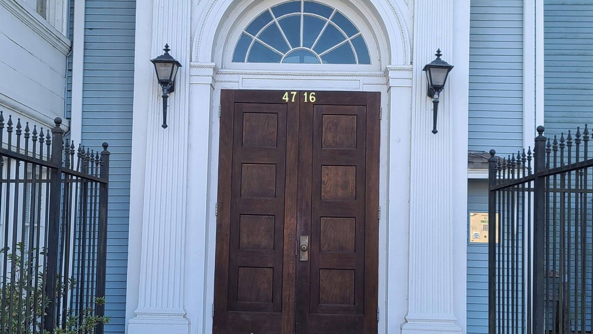 Uptown Historic District Condo | Fantastic 2-bedroom condo with AC in vibrant Uptown New Orleans