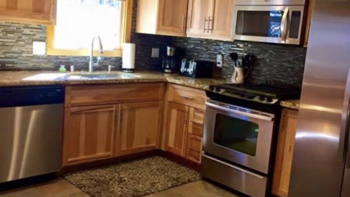 Al Tahoe Cabin | Fantastic 3-bedroom cabin with WiFi in South Lake Tahoe