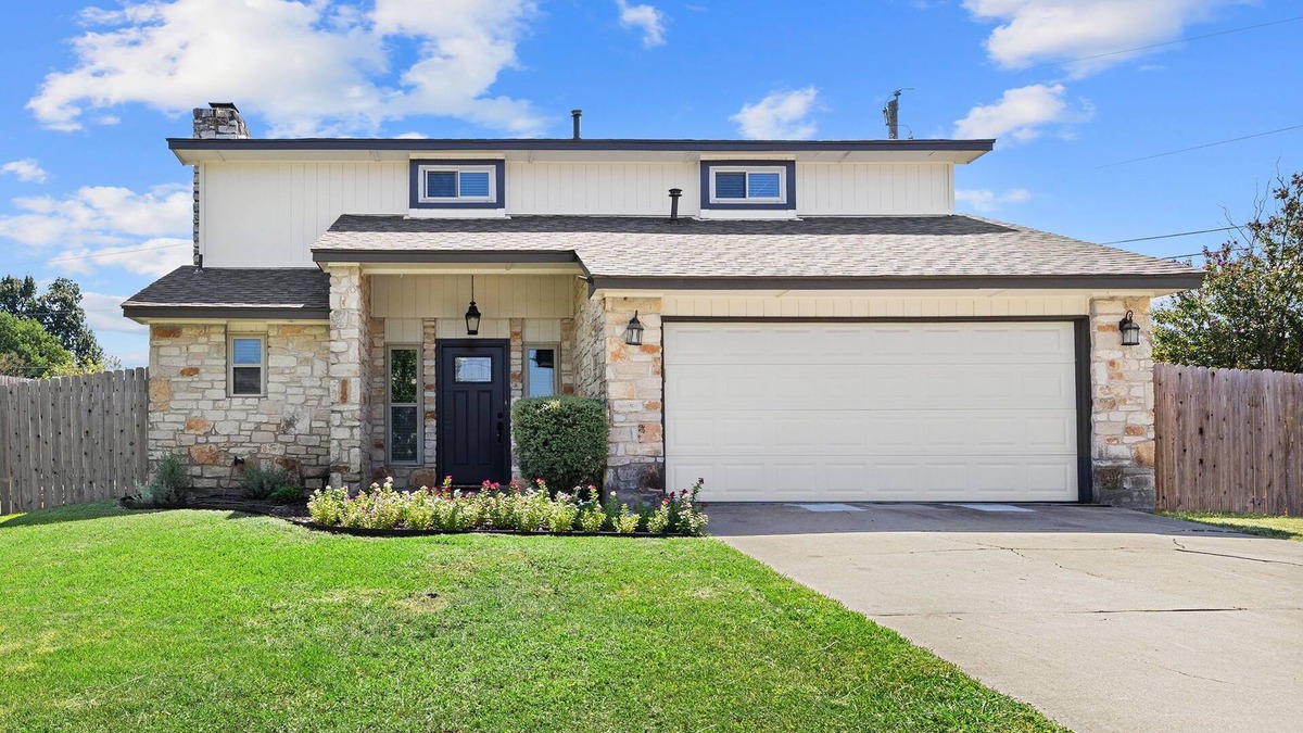 Round Rock House | Fantastic 3-bedroom house centrally located in Round Rock. With Bonus room