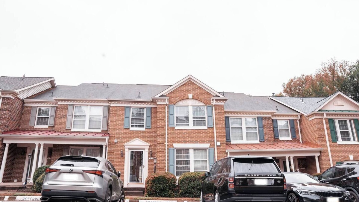 Springfield House | Fantastic 3-bedroom townhome with in Springfield