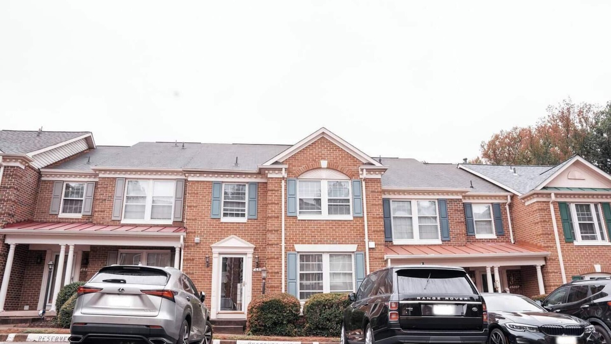 Springfield House | Fantastic 3-bedroom townhome with in Springfield