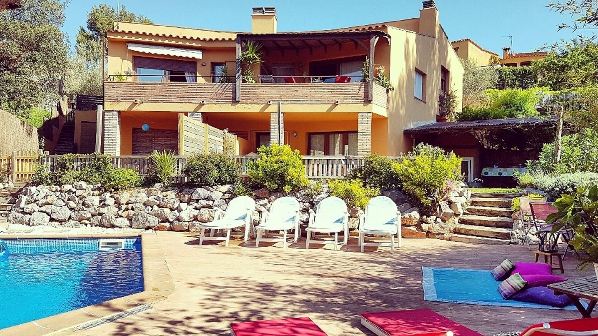 Begur Apartment | Fantastic apartment in Begur with communal swimming pool.