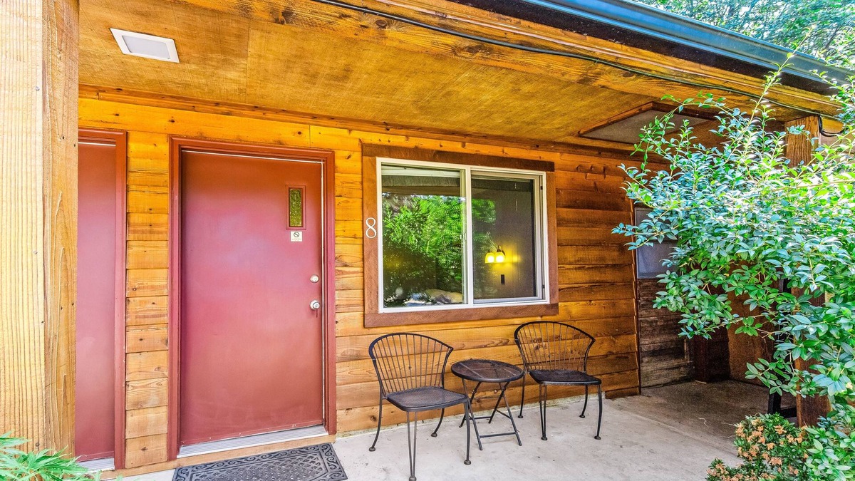 Quilcene Cabin | Fantastic dog-friendly retreat with 8 suites, fast WiFi & lush grounds