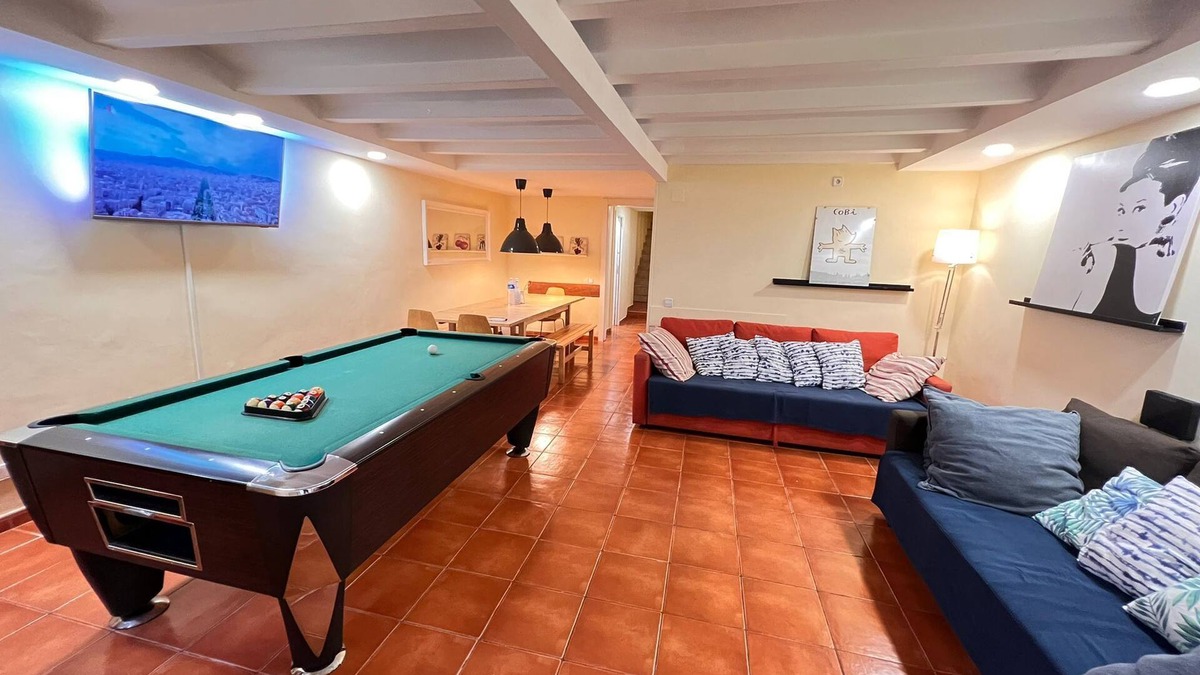 El Poble-sec Apartment | Fantastic Duplex 4BR |Family-Friendly|Terrace Pool Table & Ping Pong 10m Ramblas