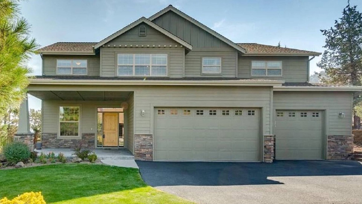 Redmond House | Fantastic Eagle Crest Home, Resort Pool, Fitness Center, Golf, Pickleball, Fireplace, Quiet Street