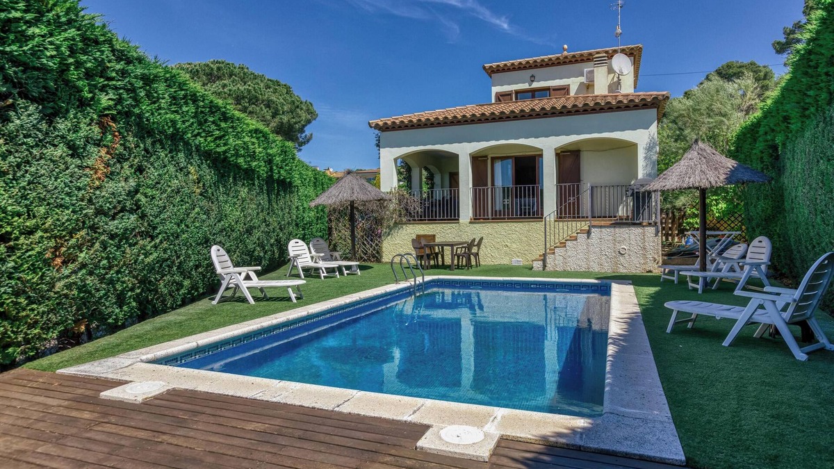 Torroella de Montgri Villa | Fantastic Family Villa close to the Beach with Private Pool, Garden, Terraces, Balcony, A/C & Wi-Fi
