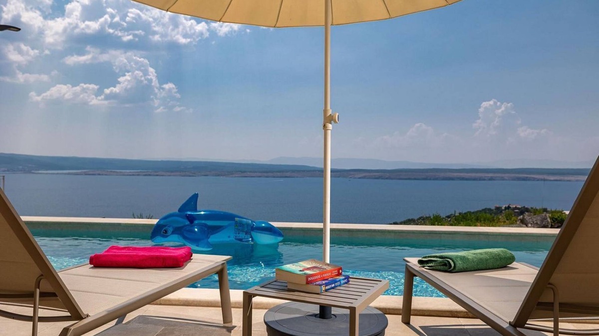 Dramalj House | Fantastic finca only 480 meters to the beach with sea views, private pool, washing machine
