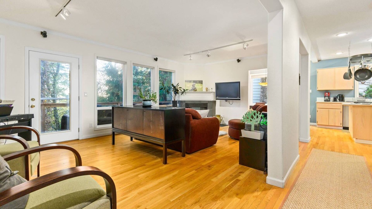 Southwest Hills Condo | Fantastic Forested Retreat, Pet Friendly, Multiple Decks, Lots of Natural Light, 3 Miles to Downtown