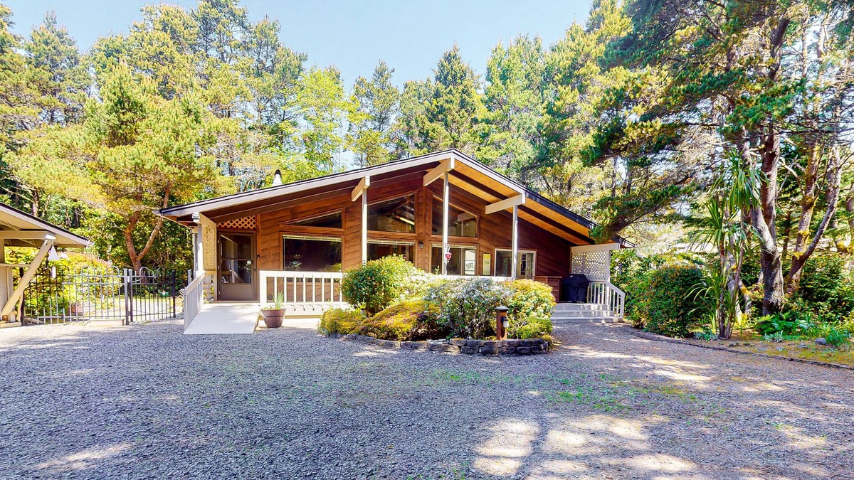 Florence House | Fantastic home near the coast with private hot tub & enclosed yard