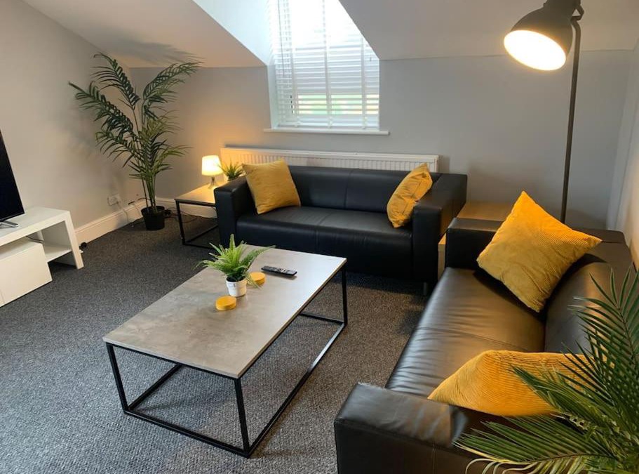 Trafford Apartment | Fantastic Large 2 X Bedroom Flat, Free Parking
