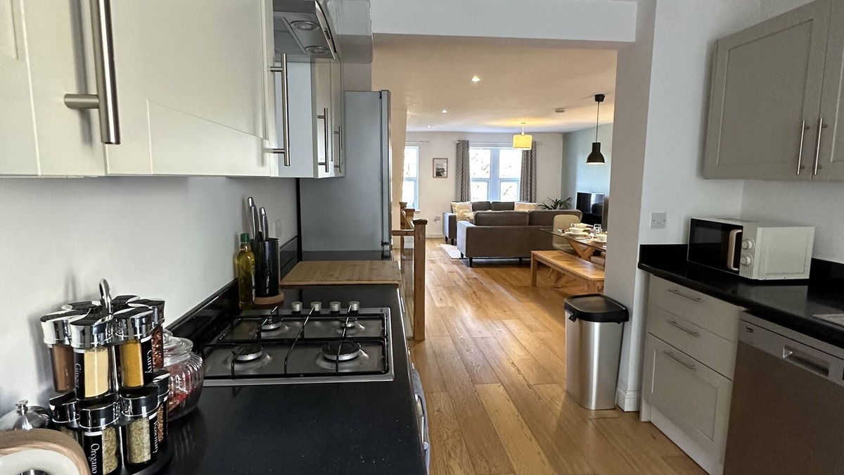 Windmill Hill House | Fantastic large town house situated 9 minute drive away from Bristol City Centre
