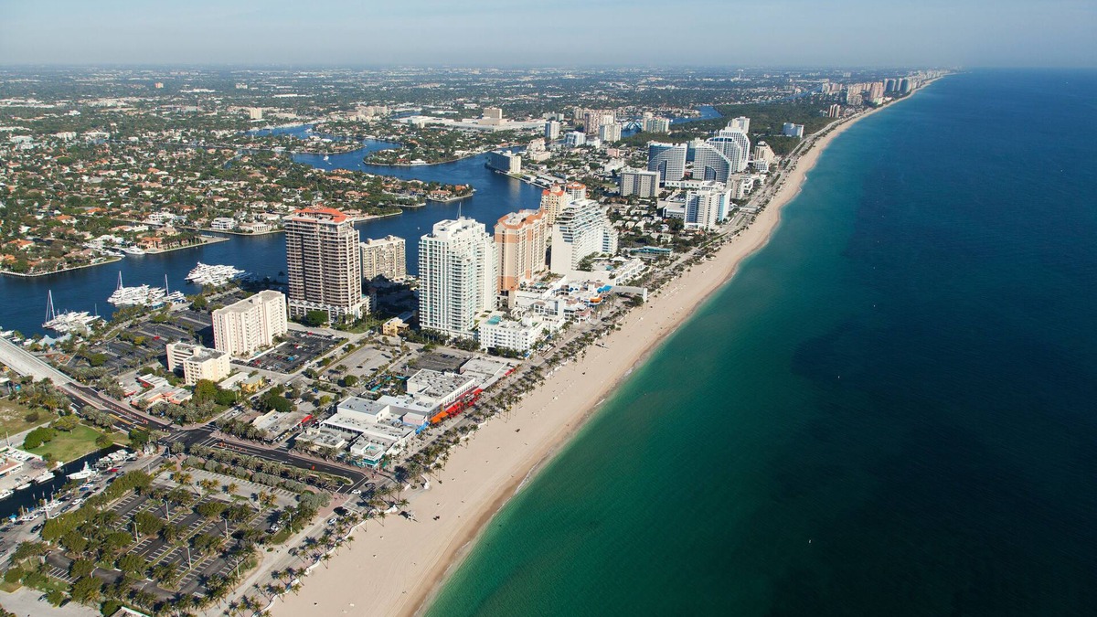 Dolphin Isles House | Fantastic Location sleep 9 with 7 beds a short walk from the ocean!
