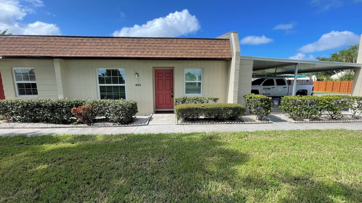 Cypress Lake Villa | Fantastic renovated 2 bedroom Villa Bungalow steps to pool & sports bar Bucketts