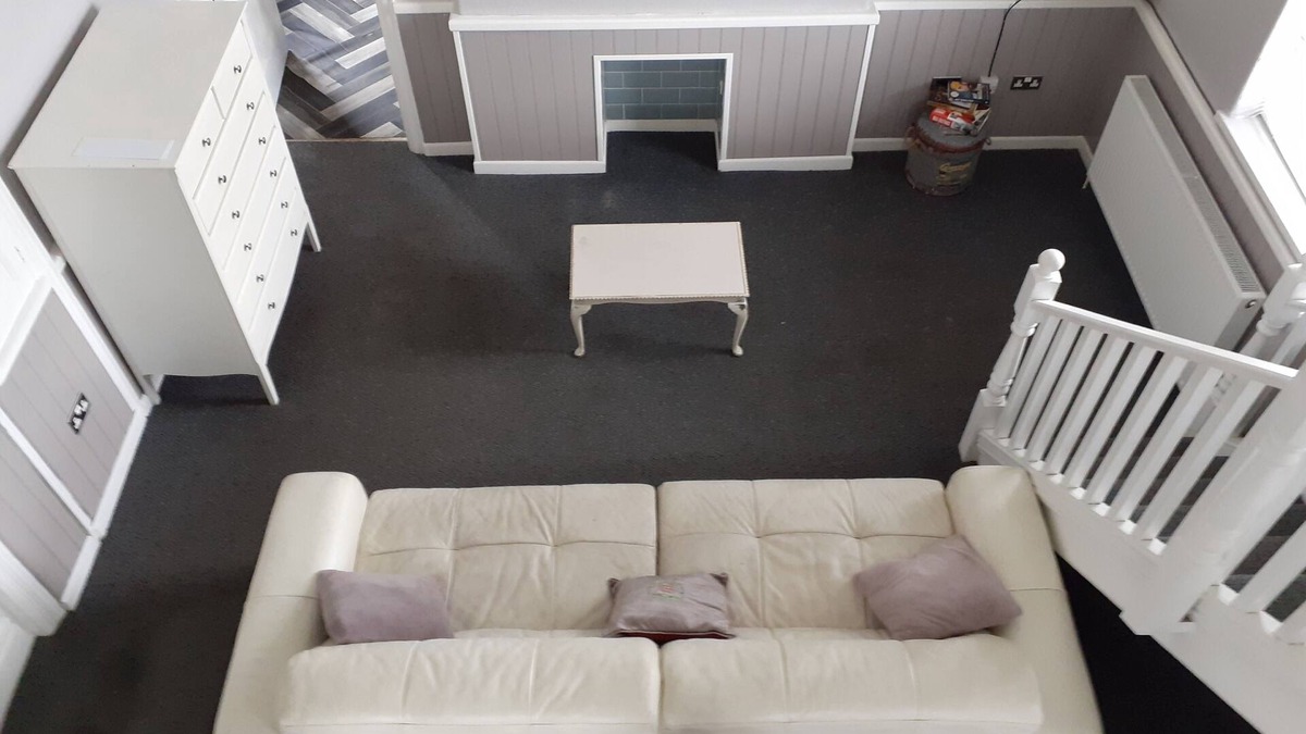 Pontardawe Apartment | Fantastic split level apartment with mountain view