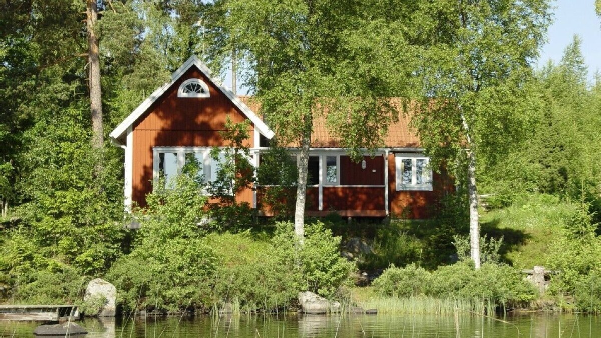 Vaxjo Municipality House | Fantastic Swedish house with secluded location on lake property (only 10m to the lake)