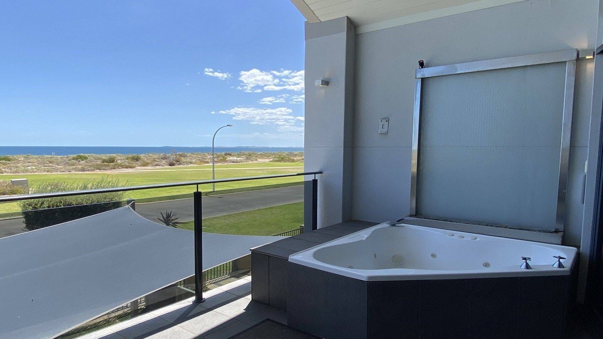 Jurien Bay Villa | Fantastic upstairs Penthouse Apartment, truly The Pearl of the bay.
