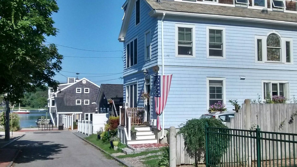 Warren Apartment | Fantastic Views in the Heart of Waterfront Historic District! Free wifi